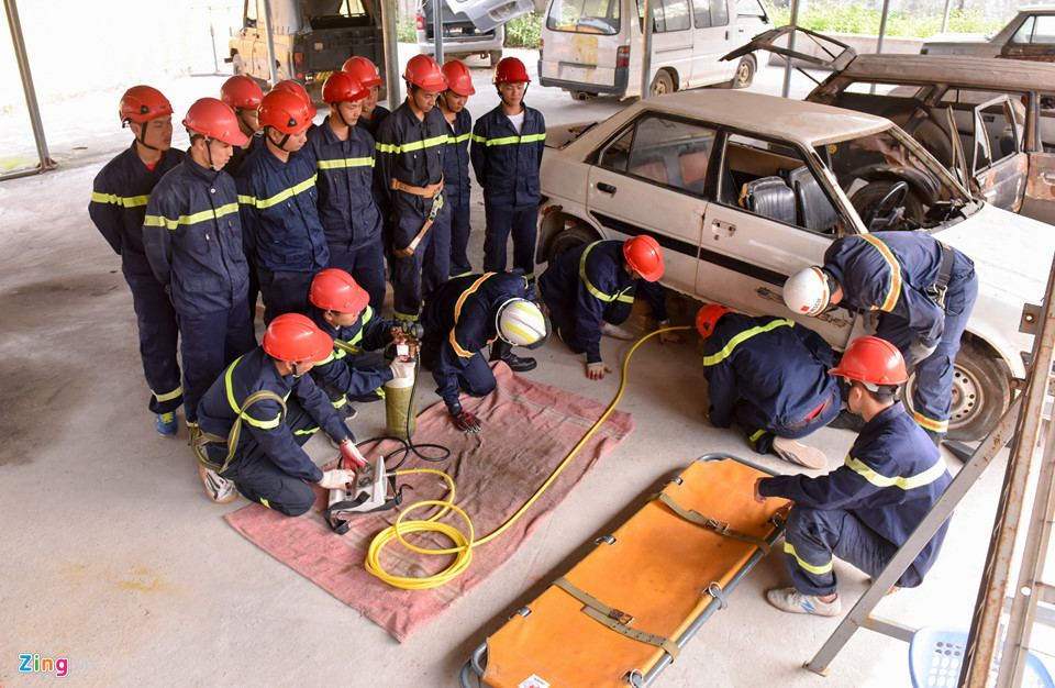 Khổ luyện leo thang, đu dây cứu hộ nạn nhân